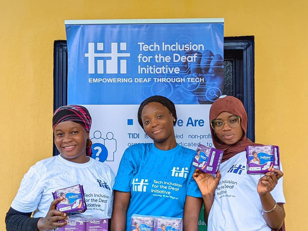 TIDI volunteers teaching Deaf students digital skills